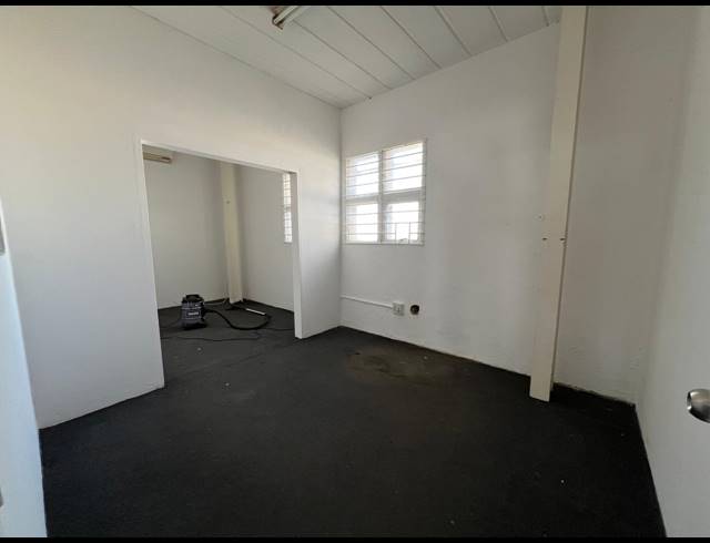 190M² WAREHOUSE TO LET IN LASER PARK